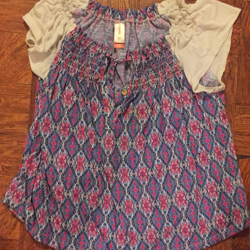 Short sleeve shirt size small (3-5)